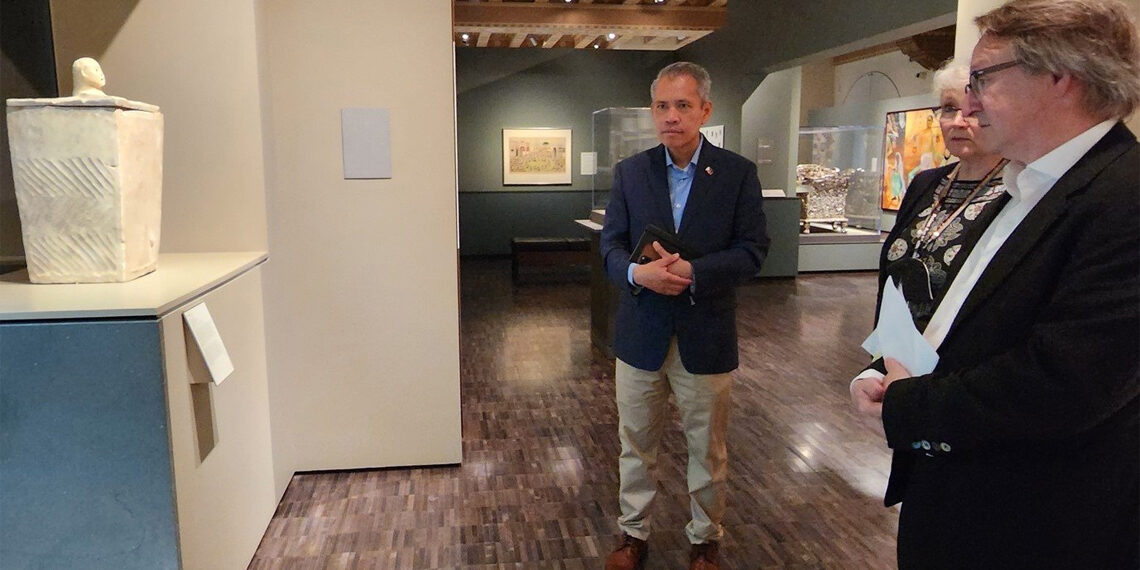 Consul Gen Ferrer visits Asian Art Museum, meets top officials